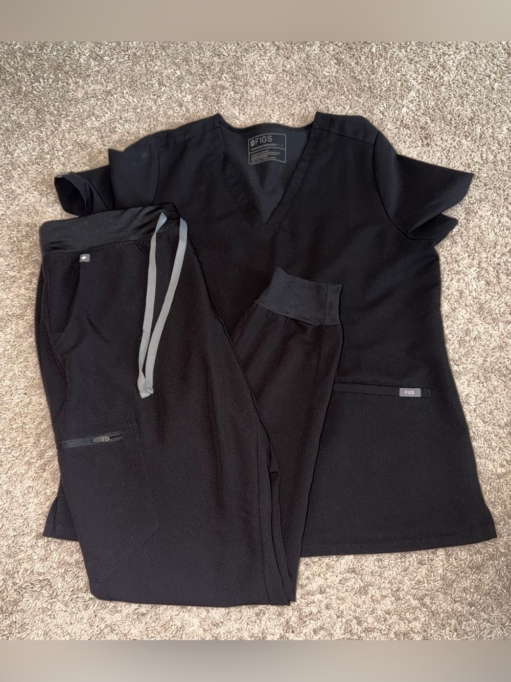 Figs Black V-Neck Scrub Top and Black Jogger Scrub Pants Set Large